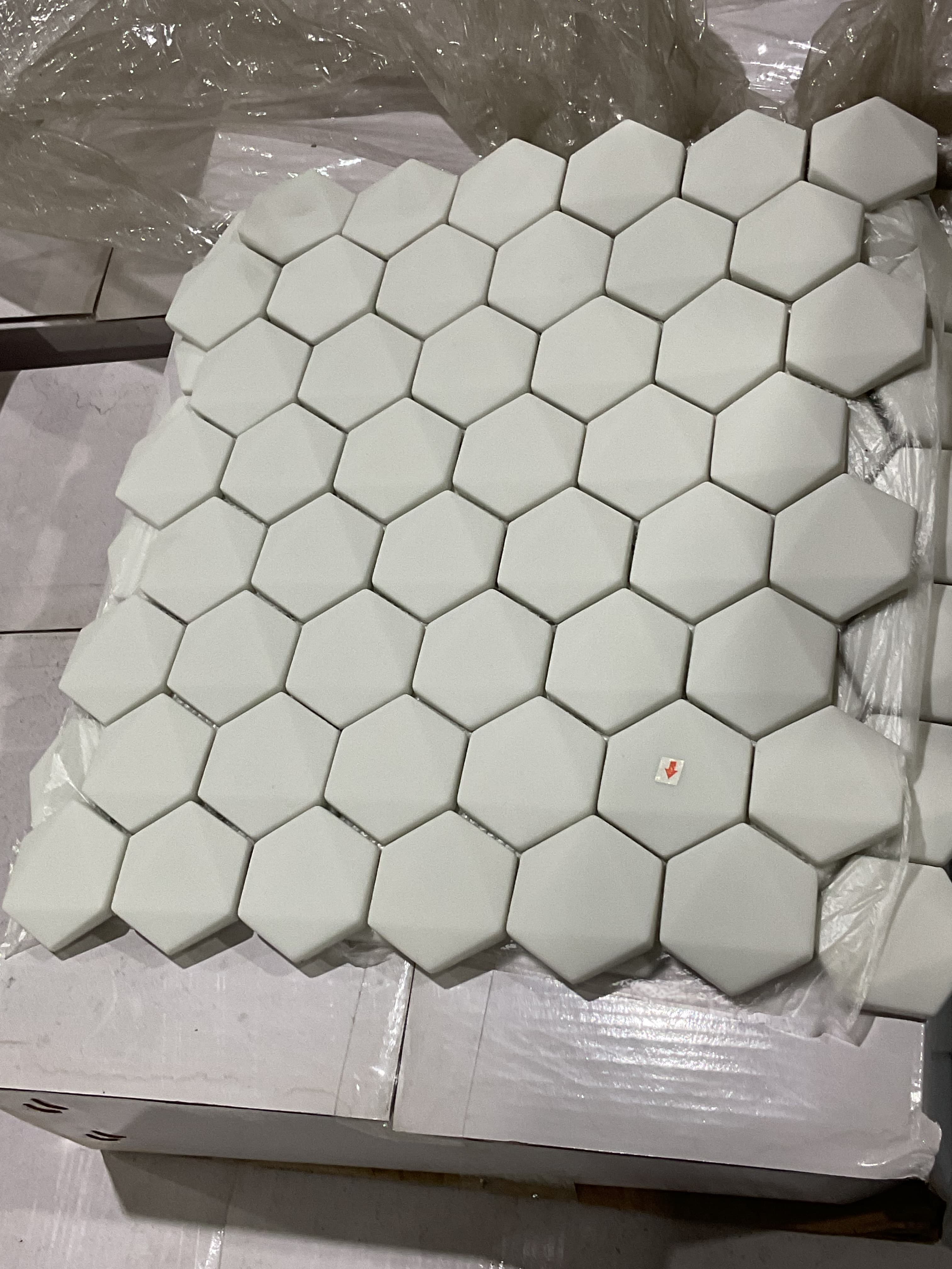 Hexagon White in 12 × 14 in